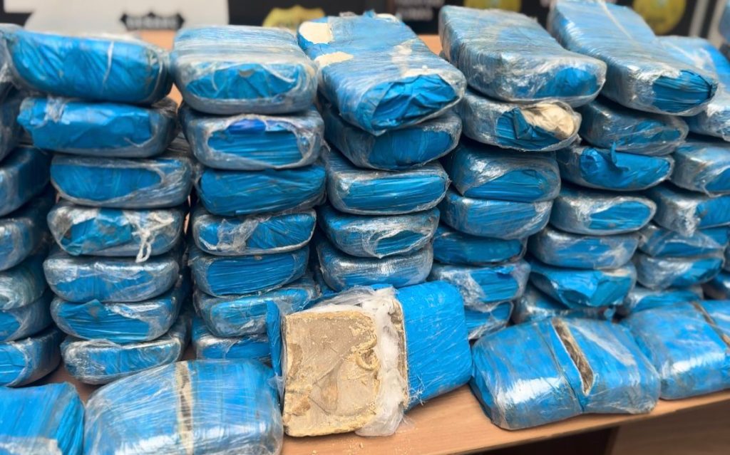 Polícia Civil apreende mais de 200 quilos de cocaína avaliados em R$ 6,3 milhões e prende dupla responsável pelo material 7 PC AM DROGAS APREENDIDAS FOTOS BEATRIZ SAMPAIO 1 1024x639 1
