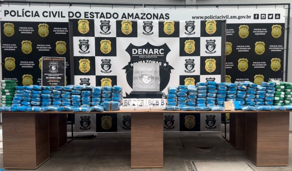 Polícia Civil apreende mais de 200 quilos de cocaína avaliados em R$ 6,3 milhões e prende dupla responsável pelo material 3 PC AM DROGAS APREENDIDAS FOTOS BEATRIZ SAMPAIO 2 1024x601 1