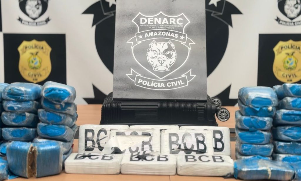 Polícia Civil apreende mais de 200 quilos de cocaína avaliados em R$ 6,3 milhões e prende dupla responsável pelo material 2 PC AM DROGAS APREENDIDAS FOTOS BEATRIZ SAMPAIO 4 1024x616 1