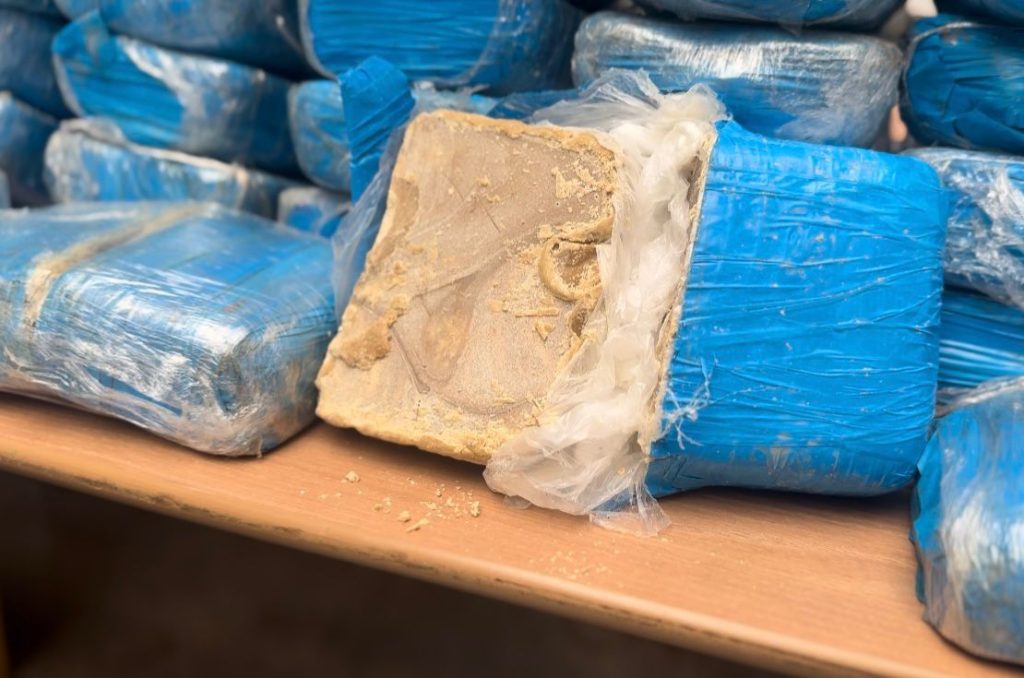 Polícia Civil apreende mais de 200 quilos de cocaína avaliados em R$ 6,3 milhões e prende dupla responsável pelo material 5 PC AM DROGAS APREENDIDAS FOTOS BEATRIZ SAMPAIO 6 1024x678 1