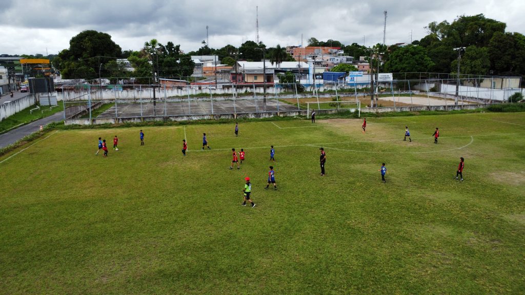 Observador de clube profissional avalia jovens talentos do Instituto “Bom de Bola” 2 PMAM CAMPO COMANDO GERAL BOM DE BOLA FOTO ISRAEL AMORIM PMAM 1024x576 1