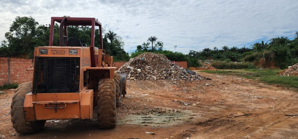 Ipaam autua responsável por pá-carregadeira flagrada em descarte irregular de resíduos em Iranduba 3 Pa carregadeira Foto 1 20 05 2025 1024x478 1
