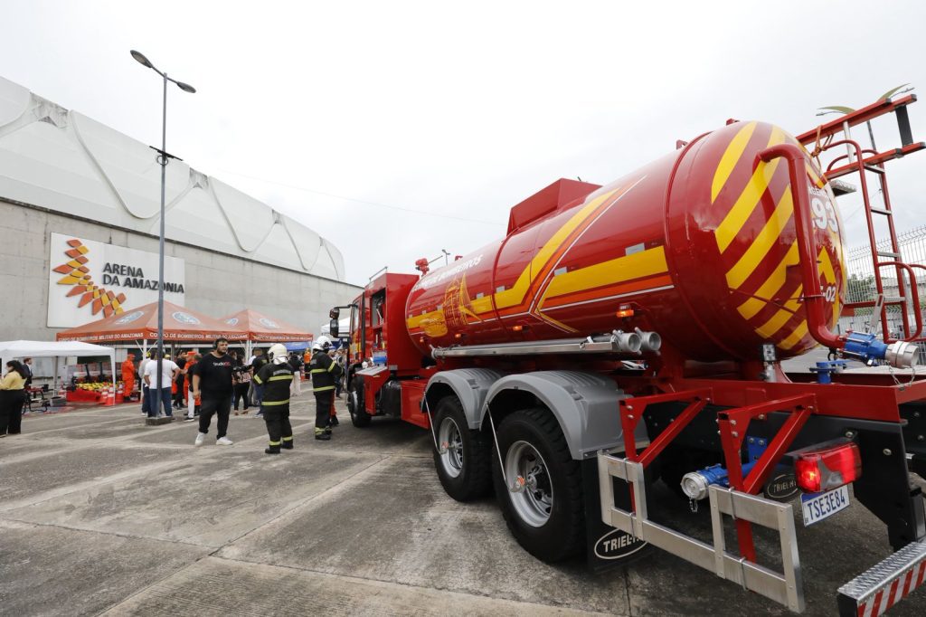 Governador Wilson Lima entrega drones que despejam água e viaturas de grande porte aos Bombeiros destinadas ao interior do Amazonas 3 SECOM GRUPAMENTO DE COMBATE A INCENDIOS4 1024x682 1