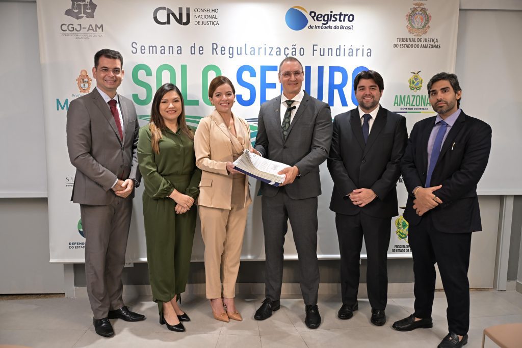 Títulos definitivos: Sect avança na regularização fundiária na zona norte de Manaus 3 SECT secretaria da Sect ao lado do tabeliao do Cartorio e as demais representantes de entidades publicas Divulgacao 1024x683 1