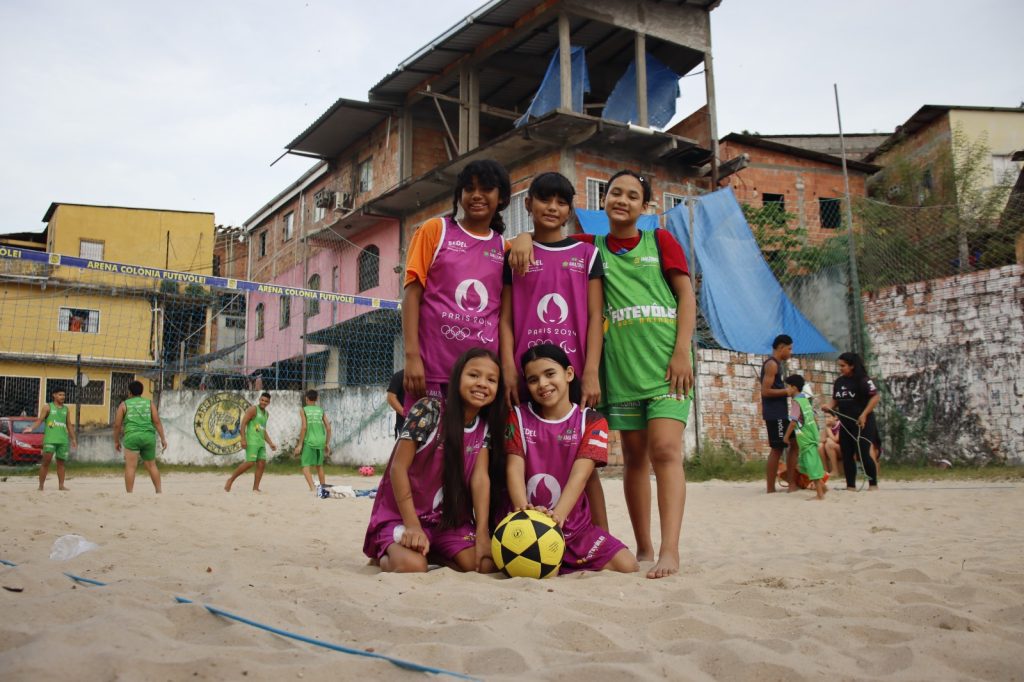 Mais Futevôlei Amazonas leva equipamentos esportivos a núcleos de Manaus 5 SEDEL Atletas do Projeto Mais Futevolei da Colonia Oliveira Machado FOTO Divulgacao Sedel 1024x682 1