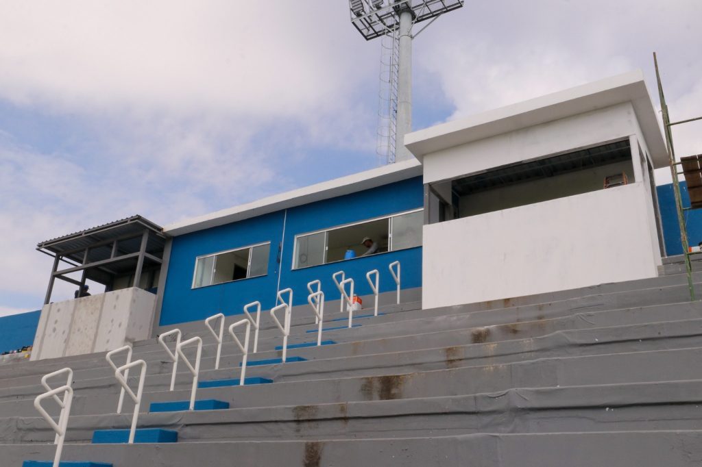 Estádio Carlos Zamith entra na reta final de modernização com novo sistema de iluminação e melhorias na estrutura 2 SEDEL Cabines de Imprensa Expandidas no Estadio Carlos Zamith FOTO Mauro Neto Secom 1024x682 1