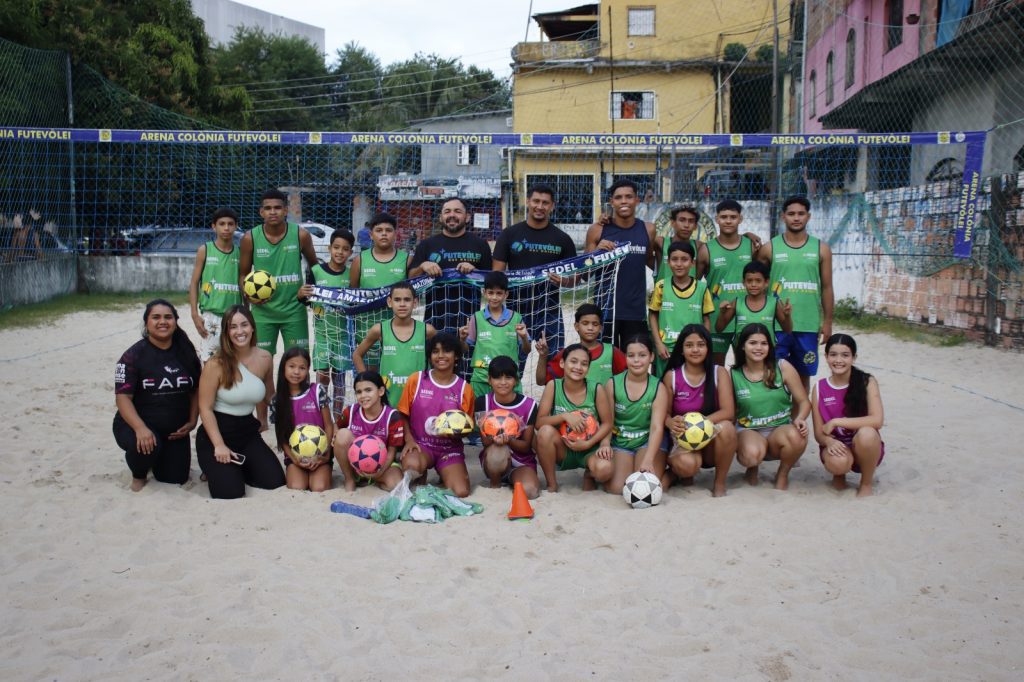 Mais Futevôlei Amazonas leva equipamentos esportivos a núcleos de Manaus 2 SEDEL Entrega de Equipamentos do Projeto Mais Futevolei nos Bairros na Colonia Oliveira Machado FOTO Divulgacao Sedel 1024x682 1