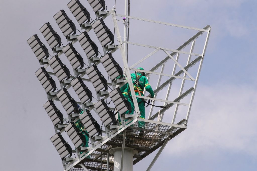 Estádio Carlos Zamith entra na reta final de modernização com novo sistema de iluminação e melhorias na estrutura 3 SEDEL Instalacao da Nova Iluminiacao LED no Estadio Carlos Zamith FOTO Mauro Neto Secom 1024x682 1