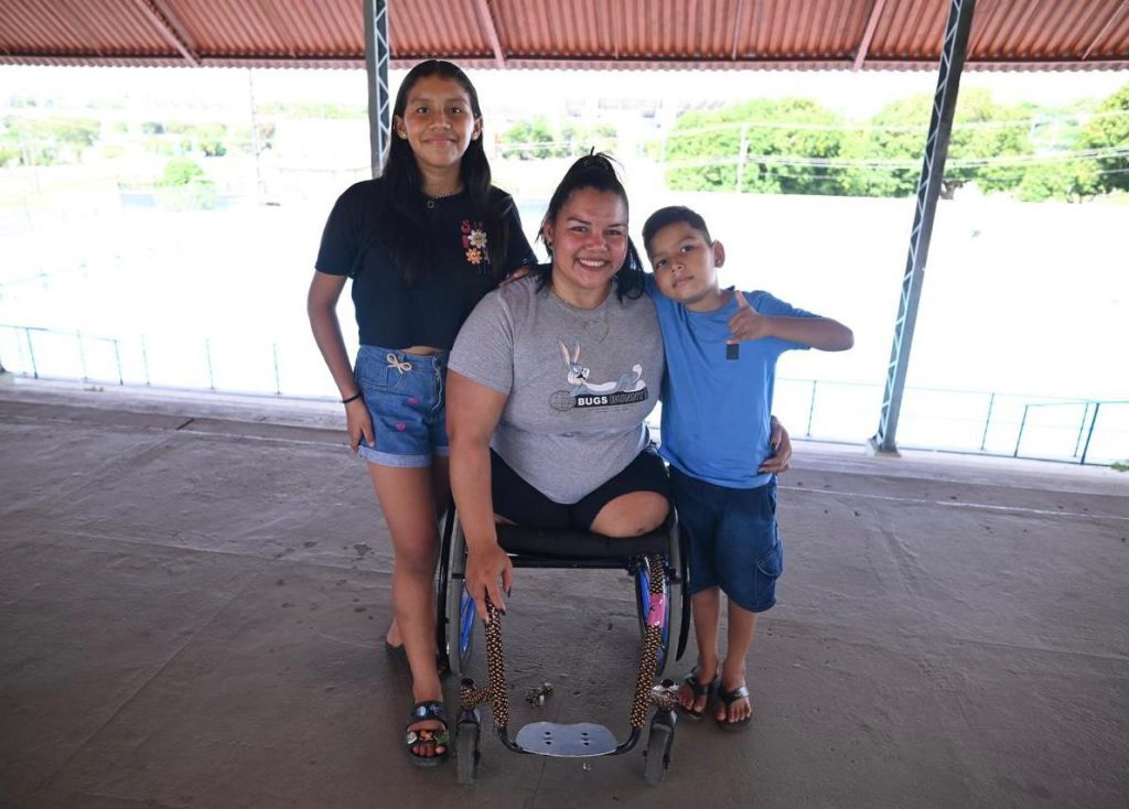 No Dia das Mães, paratleta amazonense Maria de Fátima é exemplo de superação e conquista 7 SEDEL Maria de Fatima Medalhista Paralimpica e Seus DOis Filhos na Vila Olimpica de Manaus FOTO Fabio Tavares Sedel 1024x734 1