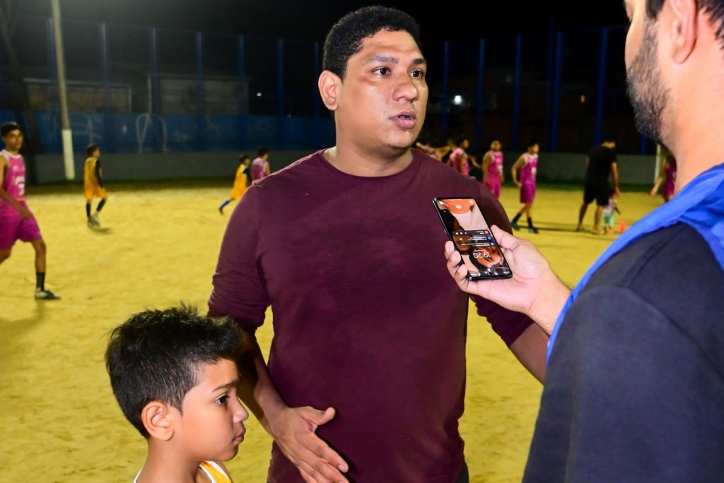 Governo do Amazonas anuncia novo núcleo do Pelci no bairro Novo Israel, zona norte de Manaus 7 SEDEL Pai do Atleta Nicolas Vicente no Campo do Novo Israel Thiago Ferreira FOTO Fabio Tavares Sedel 1024x684 1