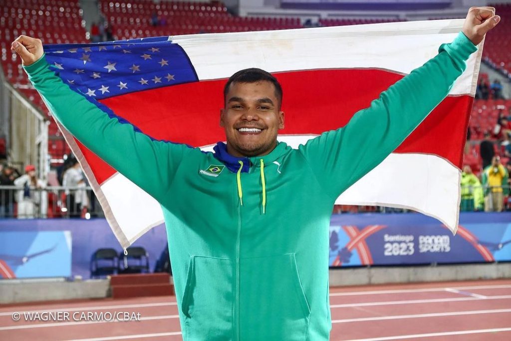 Governo do Amazonas consolida política de incentivo ao alto rendimento e conquistas internacionais 2 SEDEL Pedro Nunes Medalha de Prata em Santiago 2023 FOTO Wagner Carmo CBAt 1024x683 1