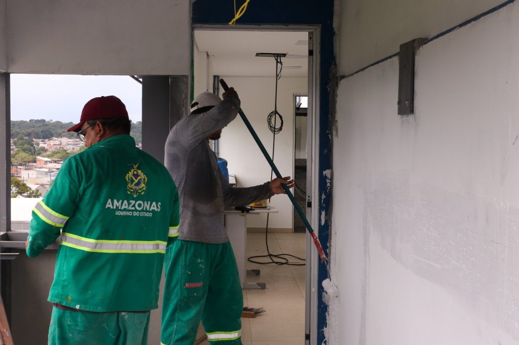 Estádio Carlos Zamith entra na reta final de modernização com novo sistema de iluminação e melhorias na estrutura 7 SEDEL Pintura das Cabines de Imprensa no Estadio Carlos Zamith FOTO Mauro Neto Secom 1024x682 1