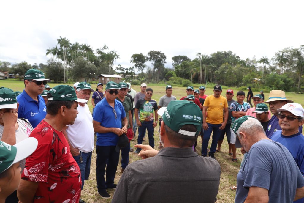 Governo do Amazonas libera mais de R$ 1 milhão em investimentos para fortalecer agricultura familiar em Manacapuru 9 SEPROR ACOES DE FORTALECIMENTO AO SETOR PRIMARIO DE MANACAPURU FOTO RUY NERY SEPROR 5 1024x683 1