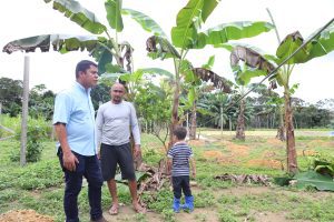 SEPROR VISITA TECNICA NA ZONA RURAL DE MANAUS PRODUTOR ACOMPANHADO PELO SECRETARIO DANIEL BORGES FOTO ISAAC MAIA 300x200 1