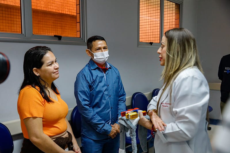 SES AM 2 Jocimara Batista mae e Albismar do Nascimento pai e Roberta Nascimento diretora presidente FHCFM Foto Antonio Lima Secom