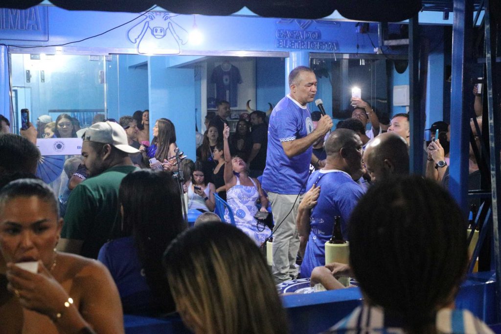 Festival de Parintins 2025: em Manaus, bares temáticos dos bumbás atraem torcedores com proximidade do festival 7 Secom Galera azul e branca Mauro Neto 1024x682 1