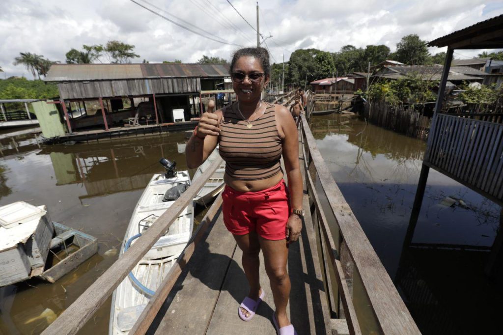 “A cesta básica e a caixa d’água vieram para ajudar”, diz moradora de Humaitá beneficiada com ajuda humanitária do Governo 3 Secom Moradores Humaita Ajuda Humanitaria Cozinheira Socorro Souza Foto Alex Pazuello Secom 1024x682 1