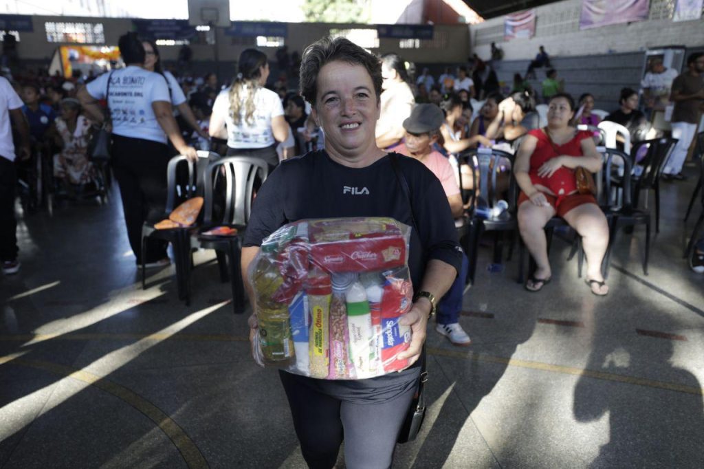 “A cesta básica e a caixa d’água vieram para ajudar”, diz moradora de Humaitá beneficiada com ajuda humanitária do Governo 5 Secom Moradores Humaita Ajuda Humanitaria Dona de Casa Mirian Vital Foto Alex Pazuello Secom 1024x682 1