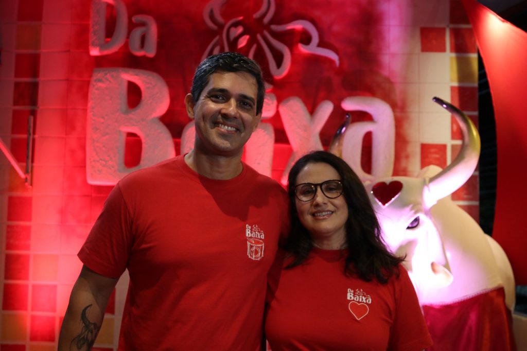 Festival de Parintins 2025: em Manaus, bares temáticos dos bumbás atraem torcedores com proximidade do festival 5 Secom Proprietarios bar Garantido Roberto Andrade e Karine Andrade Arthur Castro 1024x682 1