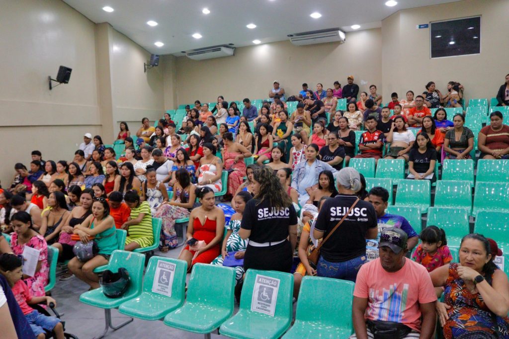 Governo do Amazonas entrega kits de bebês e cestas de alimentos para grávidas em situação de vulnerabilidade, em Parintins 2 Sejusc Foto Lincoln Ferreira Sejusc 3 1024x682 1