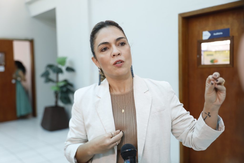 Sejusc oferece capacitação para atendimento humanizado a mulheres sobreviventes de violência doméstica 9 Sejusc Juiza Eline Paixao Fotos Antonio Lima 3 1024x682 1