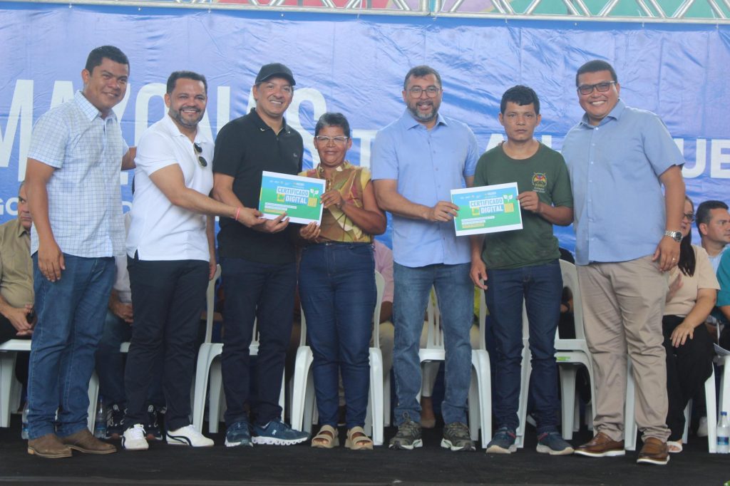 Em Barcelos, Sepror beneficia produtores rurais com entregas de insumos e implementos agrícolas 3 Sepror 1 Entrega de Certificados Digitais Foto Divulgacao Prefeitura de Barcelos 1024x682 1