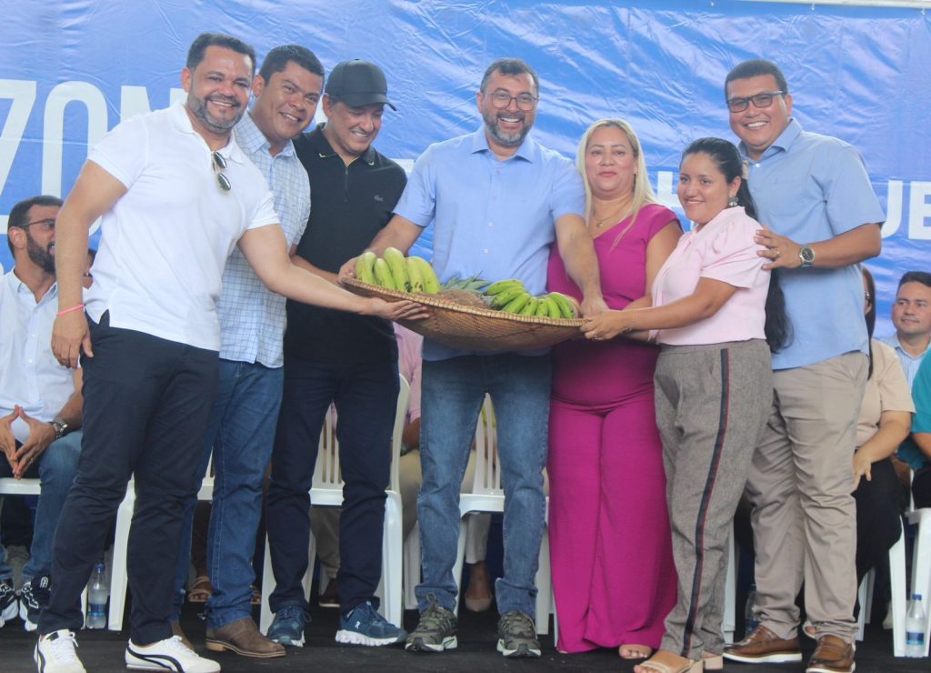 Em Barcelos, Sepror beneficia produtores rurais com entregas de insumos e implementos agrícolas 2 Sepror 2 Entrega de Certificados Digitais Foto Divulgacao Prefeitura de Barcelos 1024x740 1