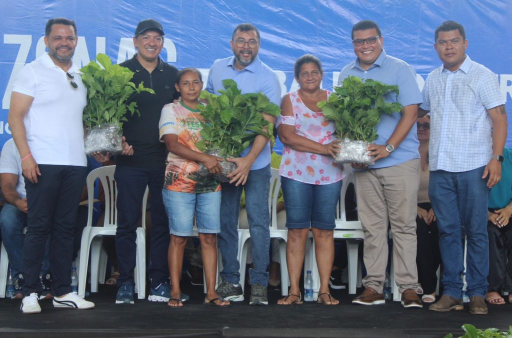 Em Barcelos, Sepror beneficia produtores rurais com entregas de insumos e implementos agrícolas 5 Sepror 4 Entrega de Certificados Digitais Foto Divulgacao Prefeitura de Barcelos 1024x676 1