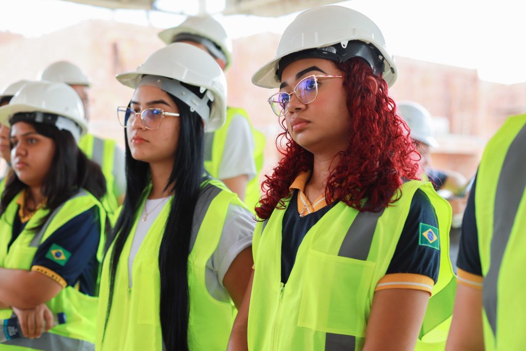 Projeto ‘Tô na Obra’ leva estudantes para conhecer canteiro de obras do Prosamin+ na comunidade da Sharp, zona leste de Manaus 7 UGPEALUNA CIBELLY QUINTO TO770 NA OBRA FOTO TIAGO CORREA UGPE 01 17 1024x683 1
