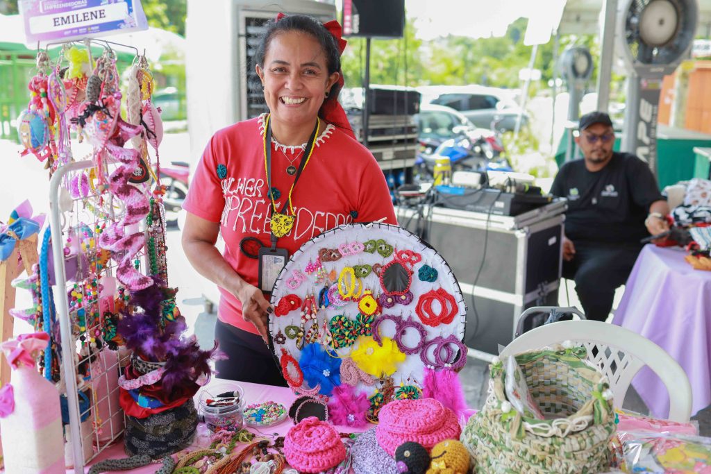 Bazar do Prosamin+ impulsiona o empreendedorismo entre as mulheres beneficiadas pelo programa 5 UGPE BAZAR DAS EMPREENDERORAS DO PROSAMINEMILENE MARIANO FOTO TIAGO CORREA UGPE 17 1024x683 1