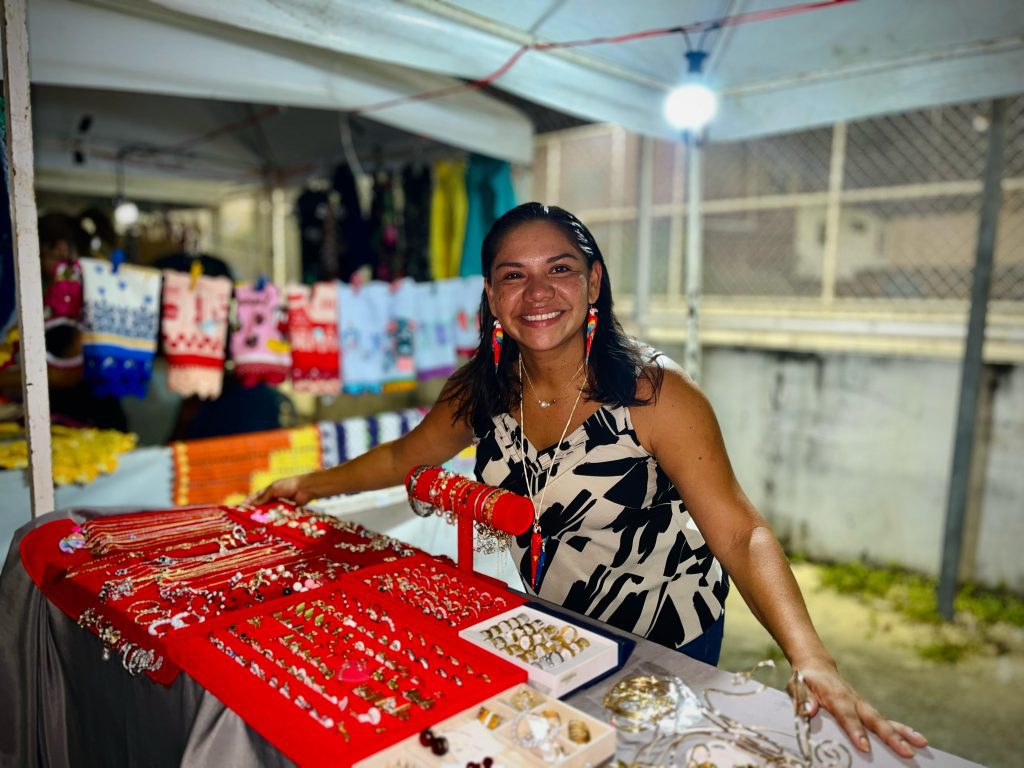 Feira de Empreendedorismo promovida pela beneficiárias do Prosamin+ gera renda e oportunidades 3 UGPE EMPREENDEDORA JANAINA REIS FOTO TIAGO CORREA 1024x768 1