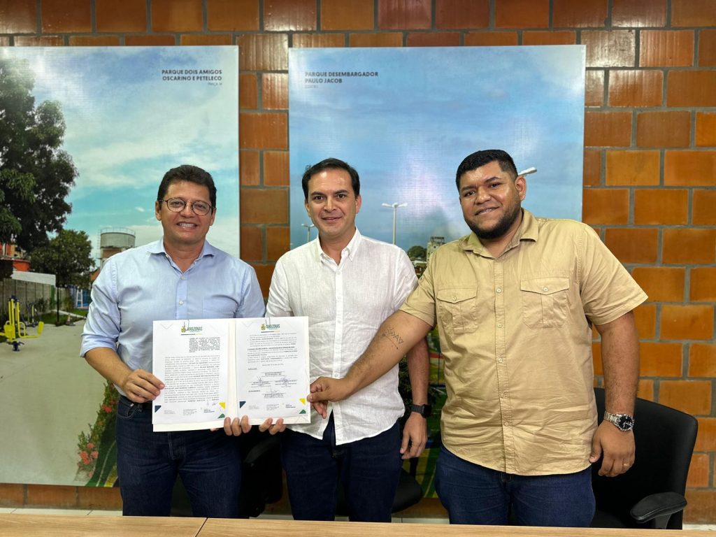 Governo do Amazonas e Prefeitura de Parintins assinam termo de cooperação para repasse das obras de saneamento do Prosai 2 UGPE E PREFEITURA DE PARINTINS ASSINATURA ACORDO FOTO MIKAELLA MORAES 2 1024x768 1