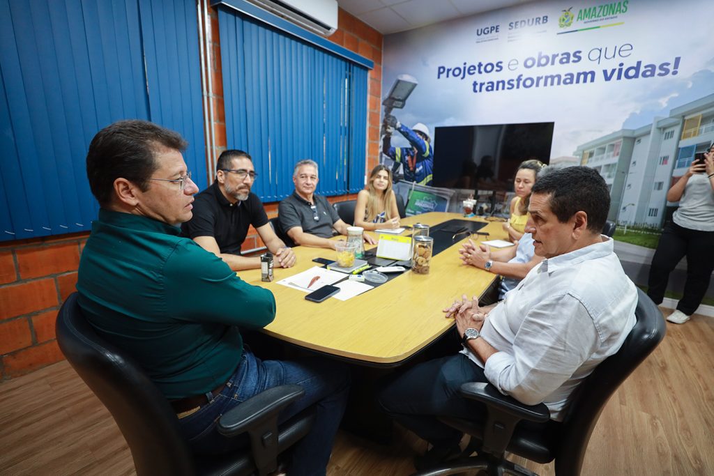Projeto de construção do aeródromo de Boa Vista do Ramos avança com apoio do Governo do Amazonas 3 UGPE REUNIAO COM A SINDUSCON E61474 D SECRETARIO MARCELLUS CAMPELO E PRES DA SINDUSCON FRANK SOUZA FOTO TIAGO CORREA UGPE01 1024x683 1