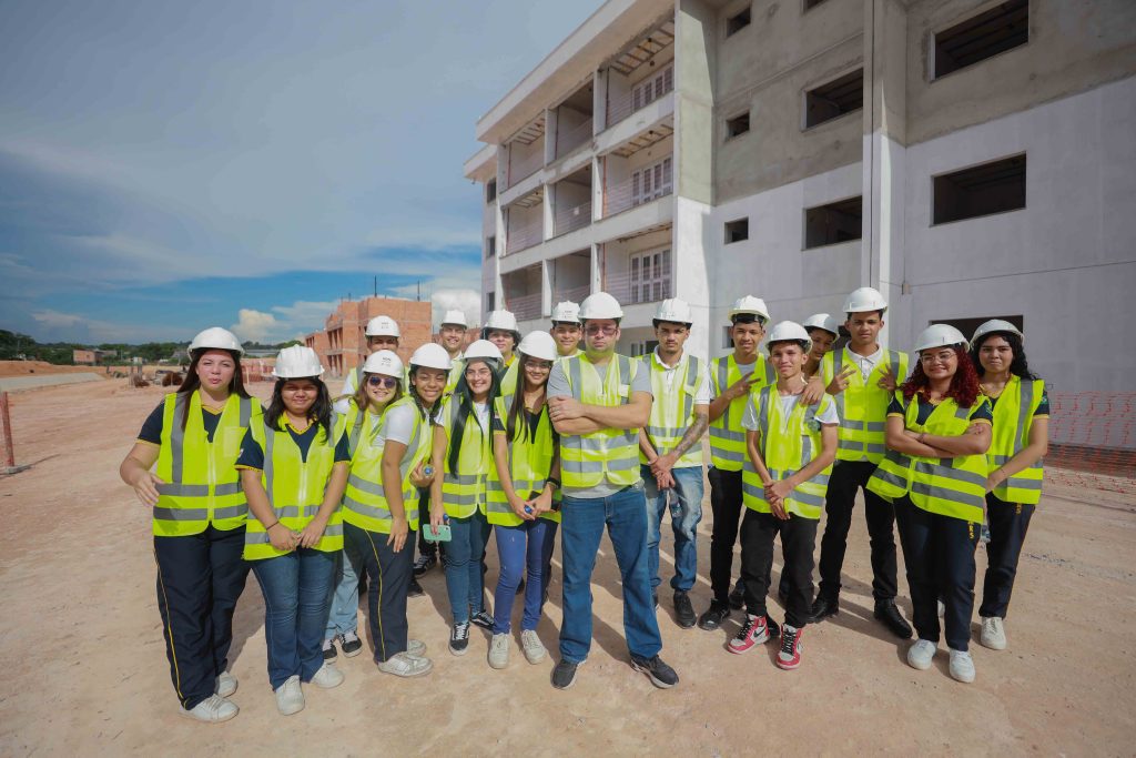 Projeto ‘Tô na Obra’ leva estudantes para conhecer canteiro de obras do Prosamin+ na comunidade da Sharp, zona leste de Manaus 2 UGPE TO770 NA OBRANO CENTRO PROF RICHARDSON ALMEIDA FOTO TIAGO CORREA UGPE 01 31 1024x683 1