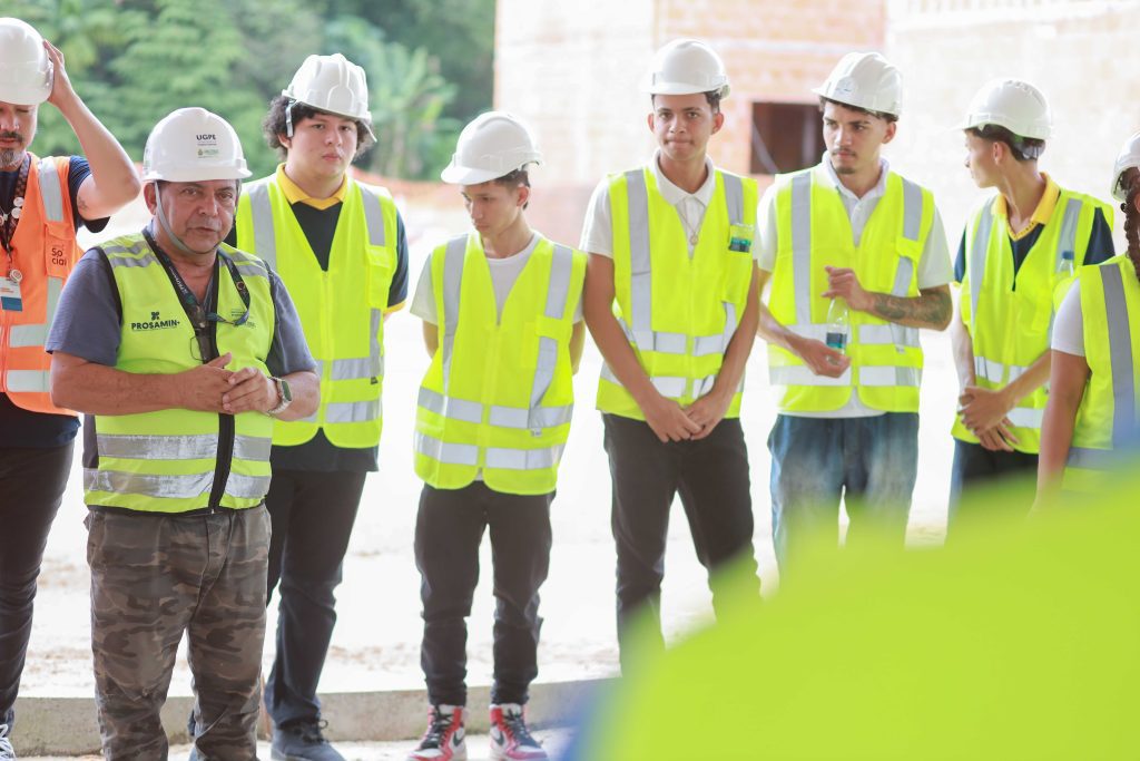 Projeto ‘Tô na Obra’ leva estudantes para conhecer canteiro de obras do Prosamin+ na comunidade da Sharp, zona leste de Manaus 5 UGPE TO770 NA OBRA FOTO TIAGO CORREA UGPE 01 23 1024x683 1