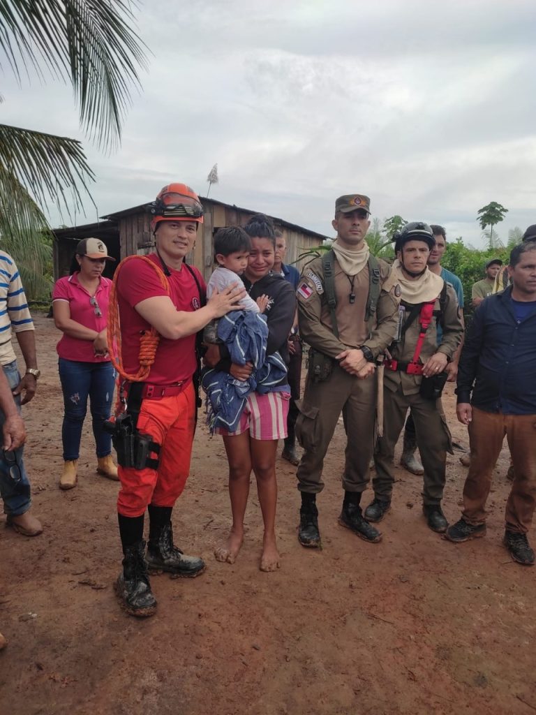 Criança de dois anos desaparecida na BR-319 é encontrada pelo Corpo de Bombeiros ao lado de cães que a protegiam 2 WhatsApp Image 2025 05 01 at 132213 1 768x1024 1