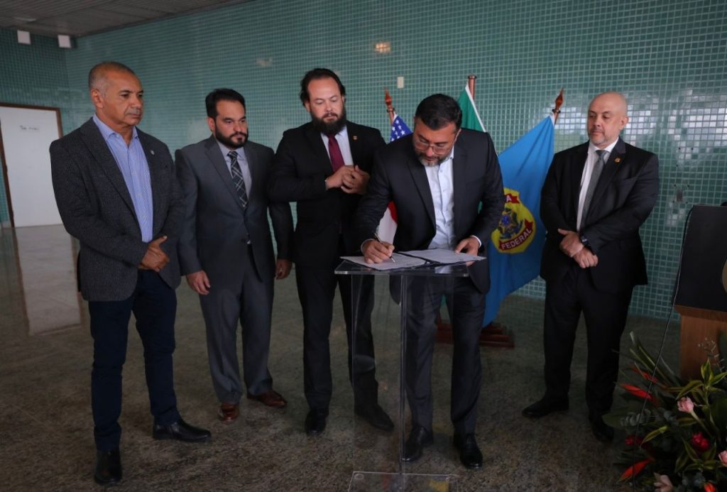 Governador Wilson Lima firma acordo com a Polícia Federal para uso compartilhado de hangar no Aeroporto Eduardo Gomes 2 WhatsApp Image 2025 05 29 at 165315 1024x693 1