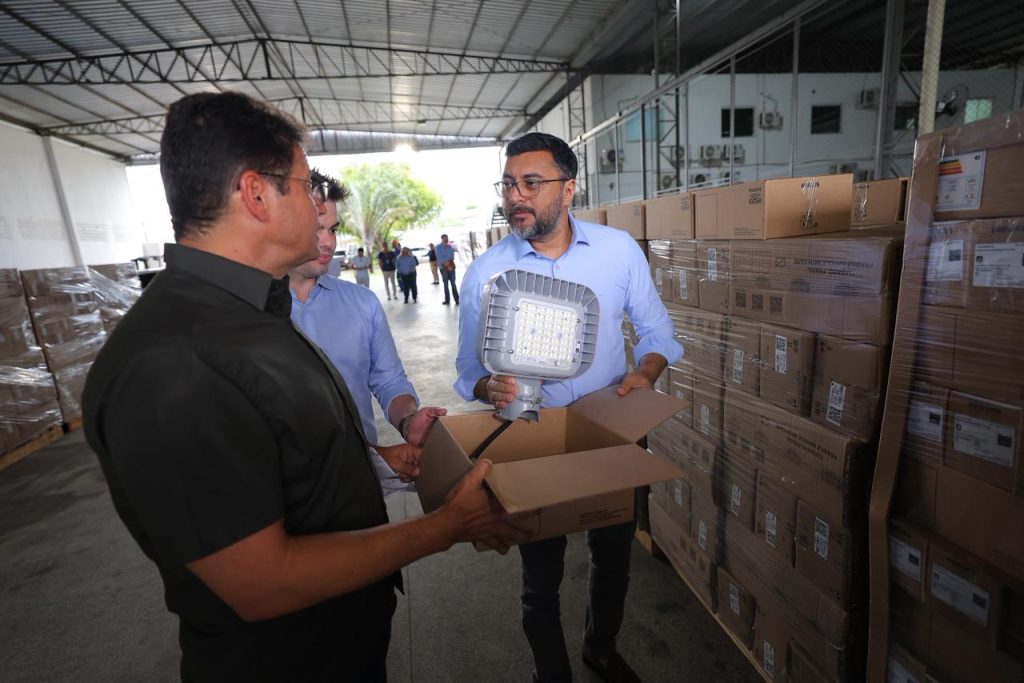 Ilumina+ Amazonas: Governador Wilson Lima vistoria envio de luminárias em LED para Borba e Uarini 2 ae57fcc9 711e 401b 8ba8 d5a8ea958da0 1024x683 1