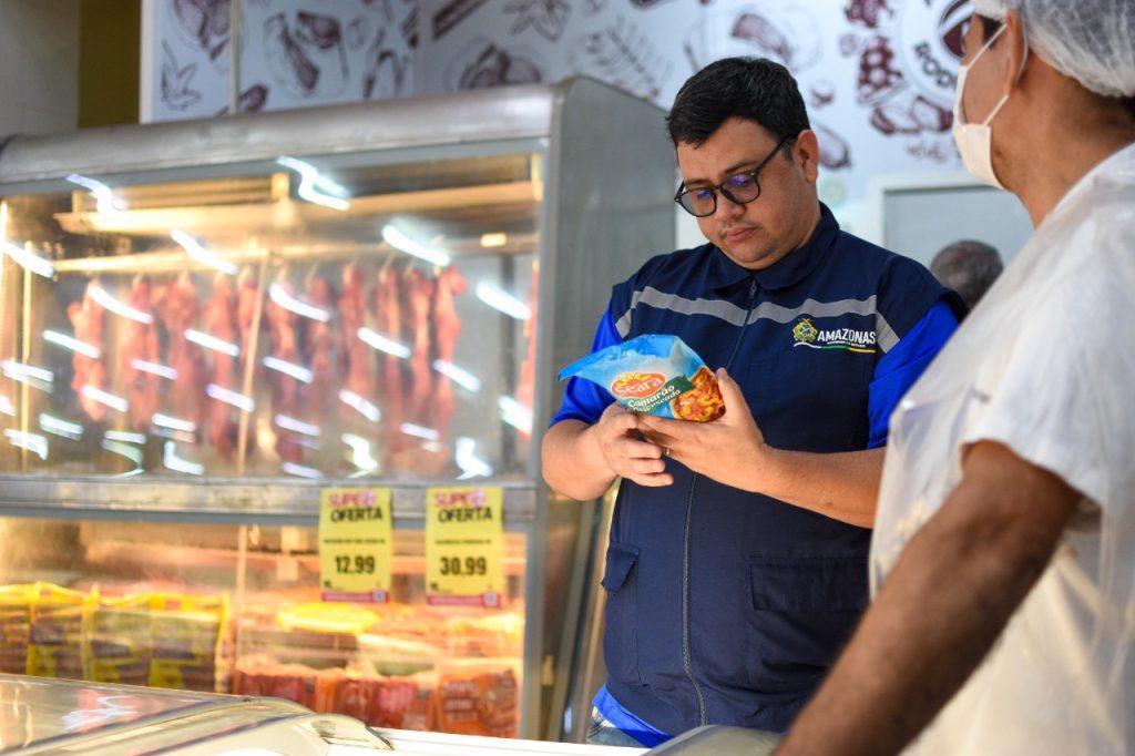 Procon-AM autua supermercado por comercializar mais de 46 kg de alimentos impróprios para consumo 2 fiscalizacao supermercado 001 1024x682 1