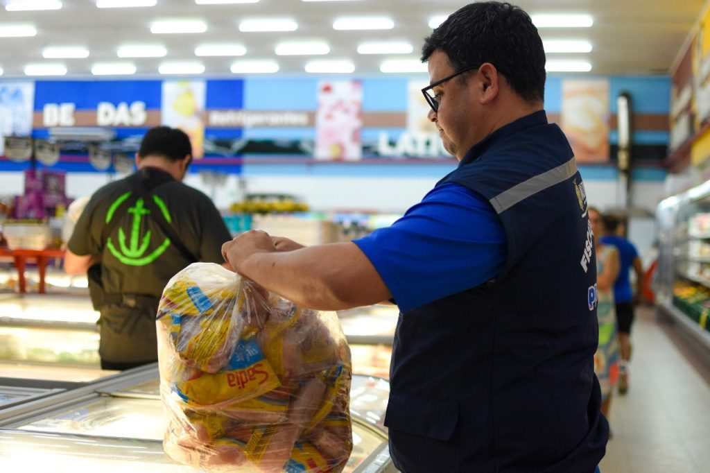 Procon-AM autua supermercado por comercializar mais de 46 kg de alimentos impróprios para consumo 3 fiscalizacao supermercado 003 1024x682 1
