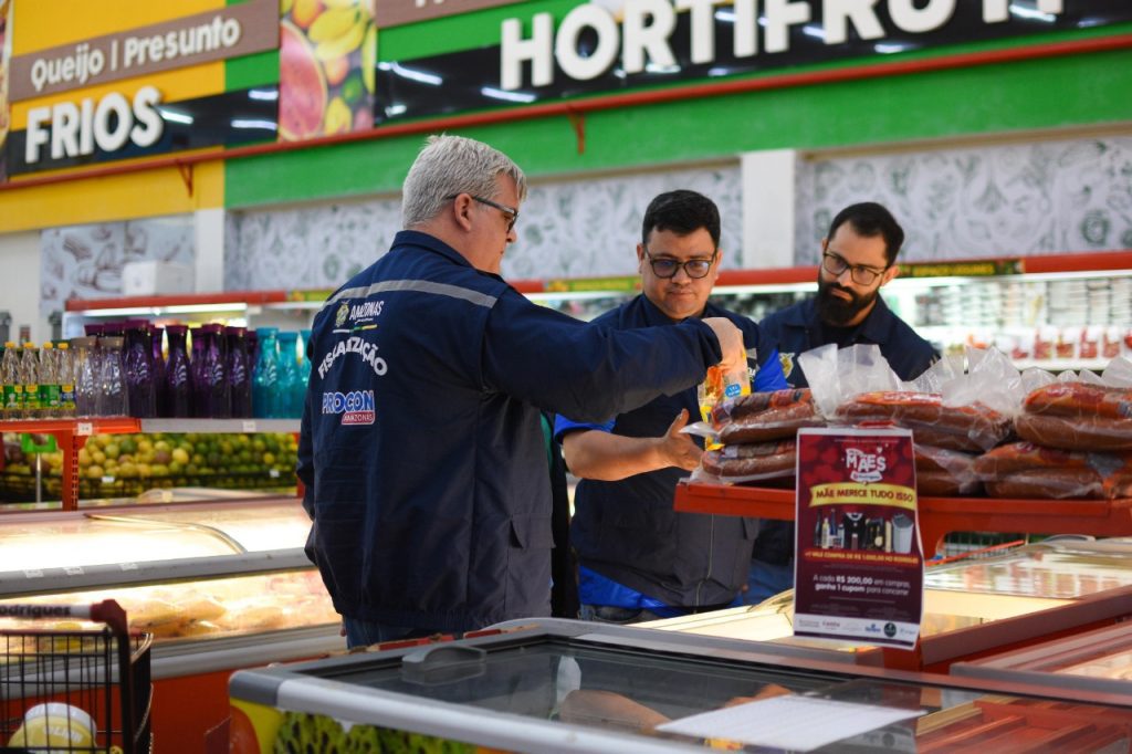 Procon-AM autua supermercado por comercializar mais de 46 kg de alimentos impróprios para consumo 5 fiscalizacao supermercado 004 1024x682 1