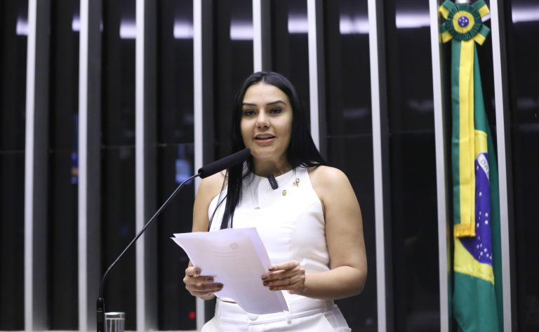 Comissão aprova auxílio mensal ao responsável por pessoa com deficiência de família de baixa renda