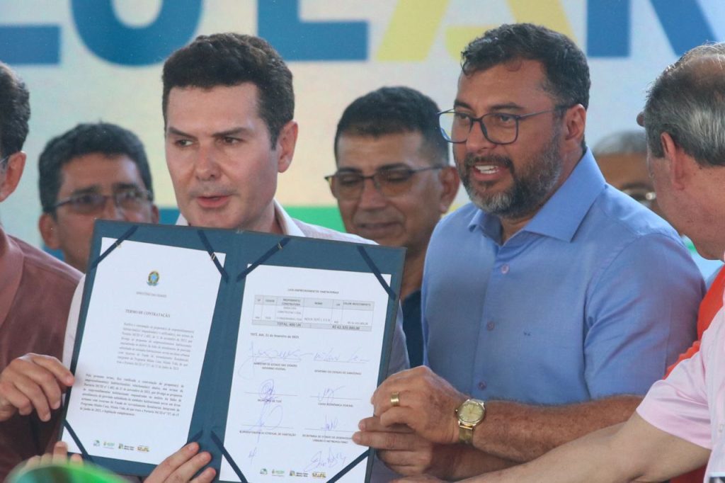 Governador Wilson Lima, Ministério das Cidades e prefeitura assinam contrato para a construção de 400 casas em Tefé 7 jader filho e wilson 1024x682 1