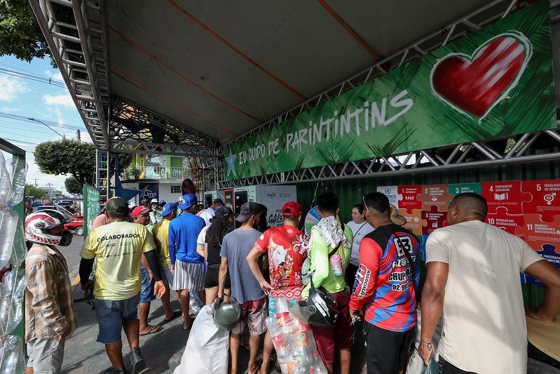 Festival de Parintins 2025: Caprichoso e Garantido voltam a se enfrentar pelo título de Campeão Sustentável 3 01 SEMA Maquinas Coletoras Recicla Galera Alex Pazuello Secom