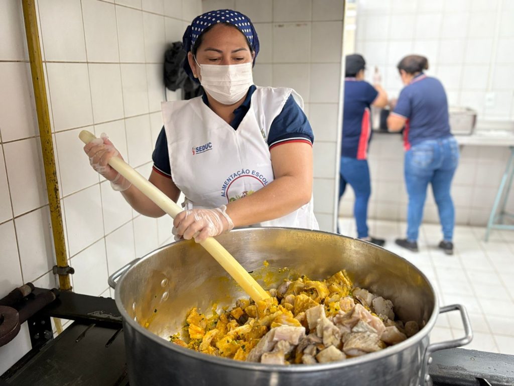 ADS entrega 20 toneladas de pirarucu seco para a merenda escolar da rede estadual de ensino 5 ADS Pirarucu seco na merenda escolar Foto Jhonny Marques 1 1024x768 1