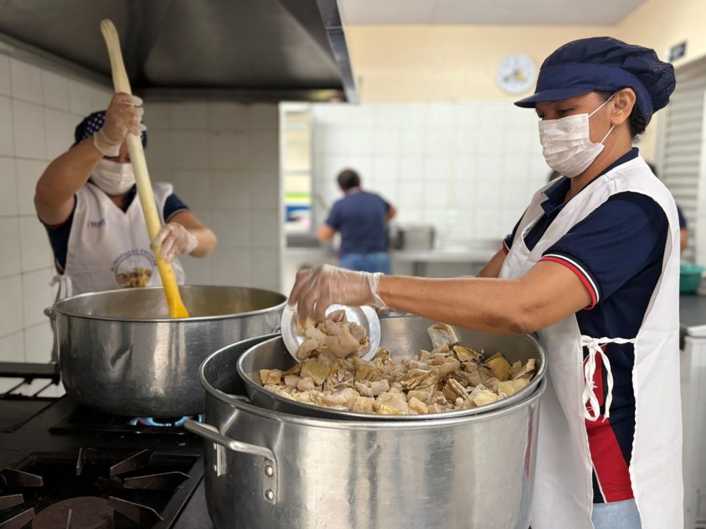 ADS entrega 20 toneladas de pirarucu seco para a merenda escolar da rede estadual de ensino 2 ADS Pirarucu seco na merenda escolar Foto Jhonny Marques 2 1024x768 1