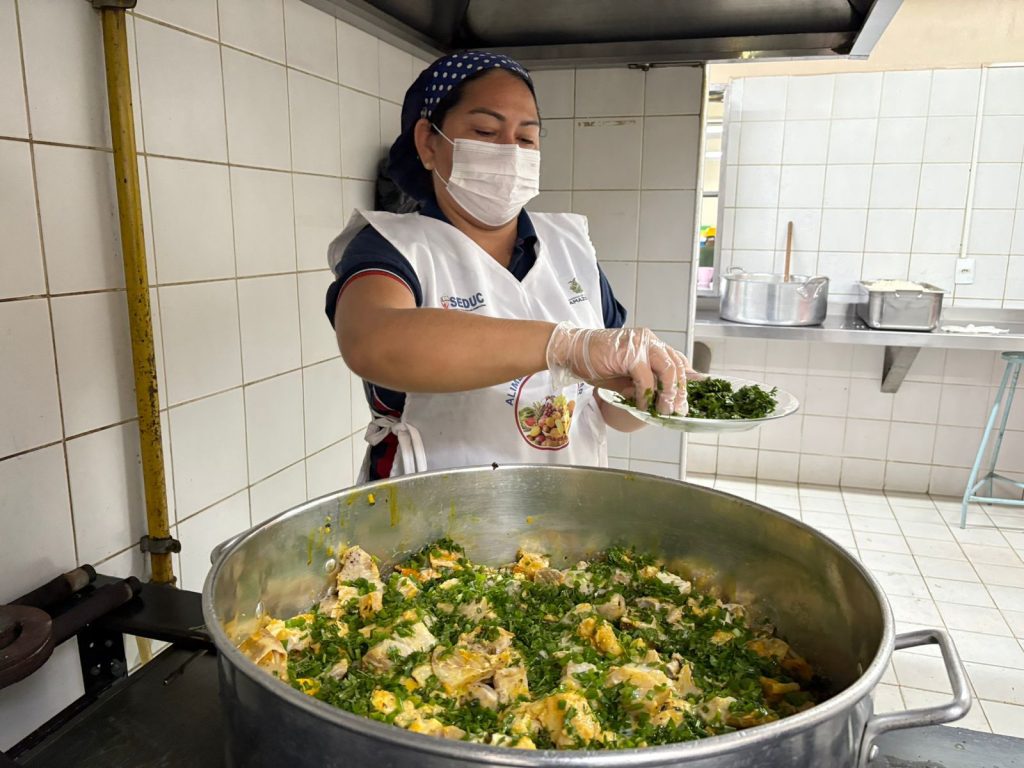 ADS entrega 20 toneladas de pirarucu seco para a merenda escolar da rede estadual de ensino 3 ADS Pirarucu seco na merenda escolar Foto Jhonny Marques 3 1024x768 1