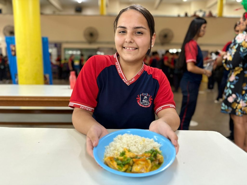 ADS entrega 20 toneladas de pirarucu seco para a merenda escolar da rede estadual de ensino 7 ADS aluna do Ceti Elisa Bessa Freire Iana Gabriele Pirarucu seco na merenda escolar Foto Jhonny Marques 1 1024x768 1