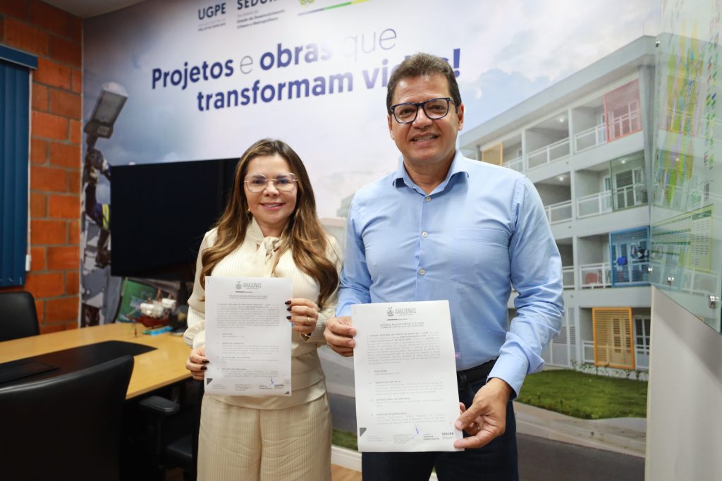 Governo do Amazonas vai reformar a Unidade Básica de Saúde Fluvial de Nhamundá 2 ASSINATURA ORDEM DE SERVICO UBS FLUVIAL NHAMUNDA FOTO TIAGO CORREA UGPE 1024x682 1