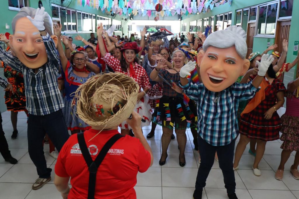Alegria e descontração: Arraial da FUnATI anima público idoso com apresentações de grupos de dança e música ao vivo 2 Arraial da FUnATI 2 1 1024x682 1